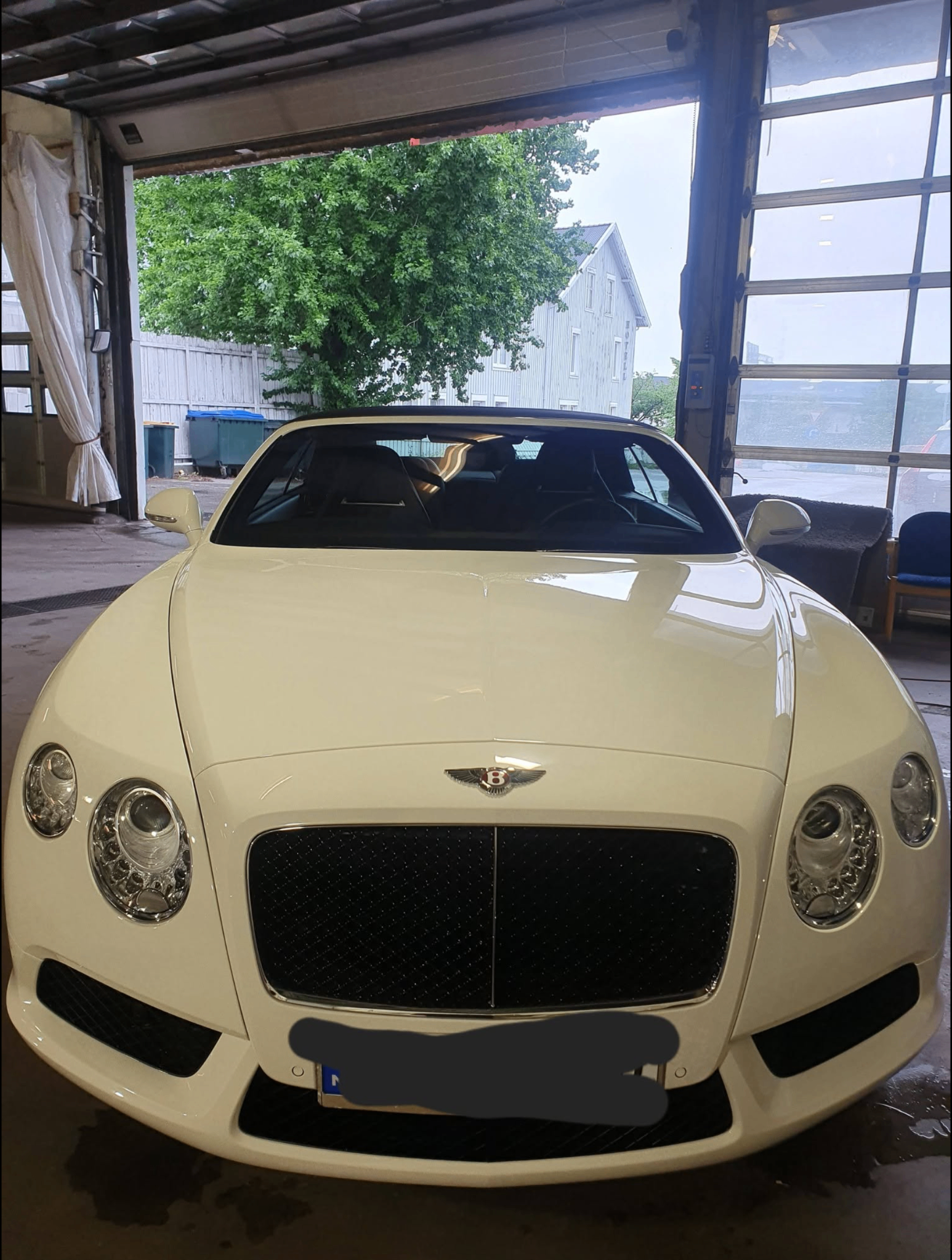 Nyvasket hvit Bentley Continental hos Horten Bilpleie